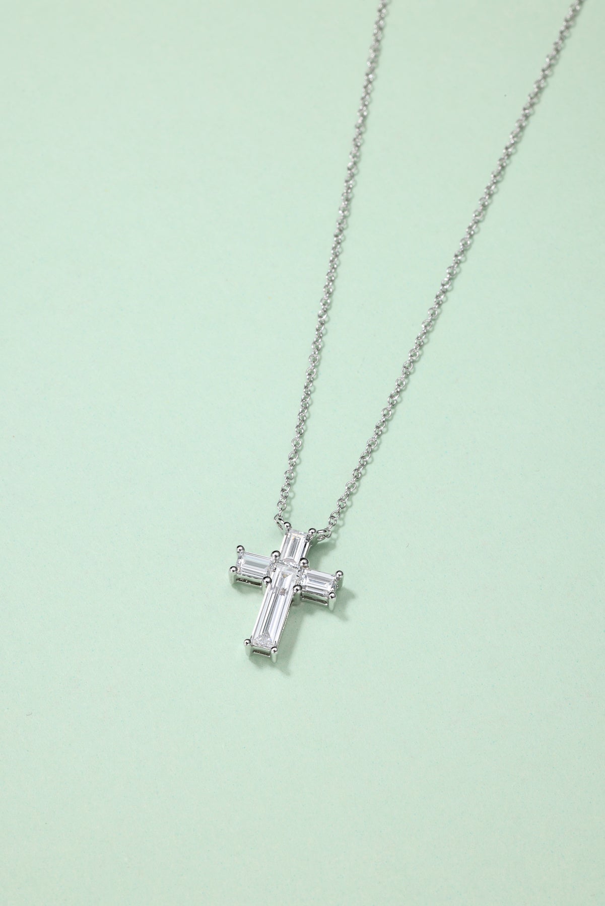 The Therese | Pendant Cross Diamond Necklace